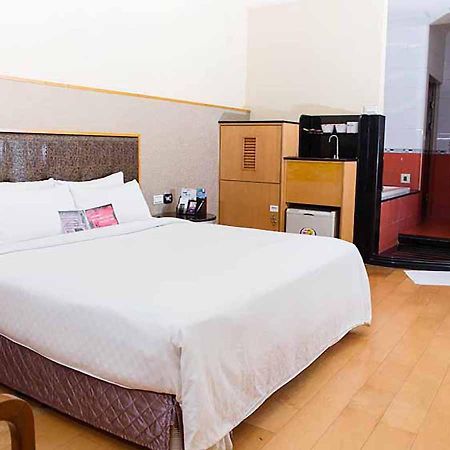 Royal Group Motel Chien Kuo Branch Гаосюн Екстер'єр фото