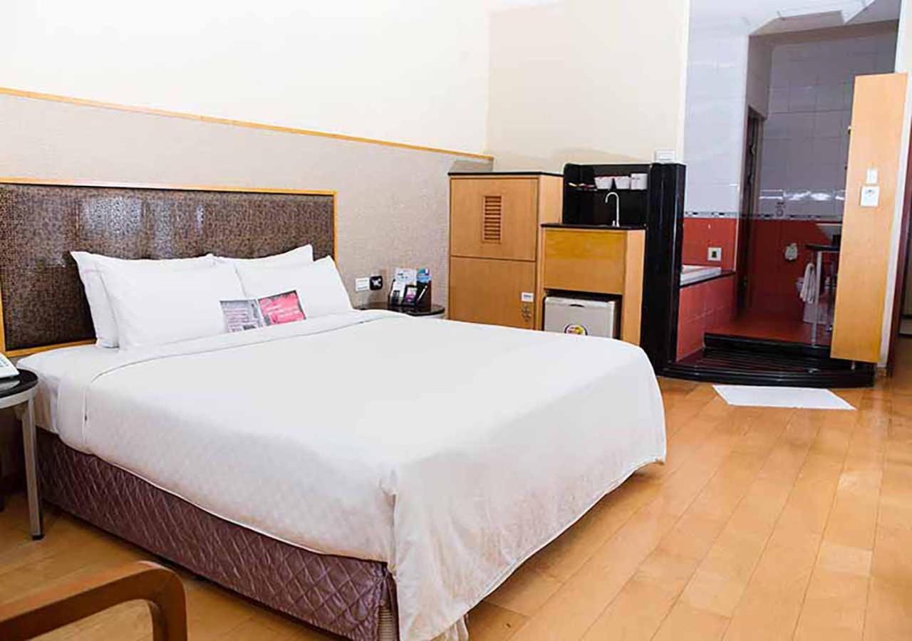 Royal Group Motel Chien Kuo Branch Гаосюн Екстер'єр фото