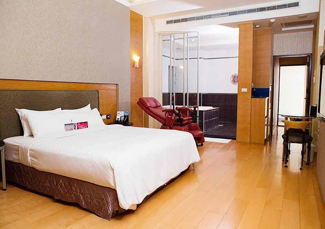 Royal Group Motel Chien Kuo Branch Гаосюн Екстер'єр фото